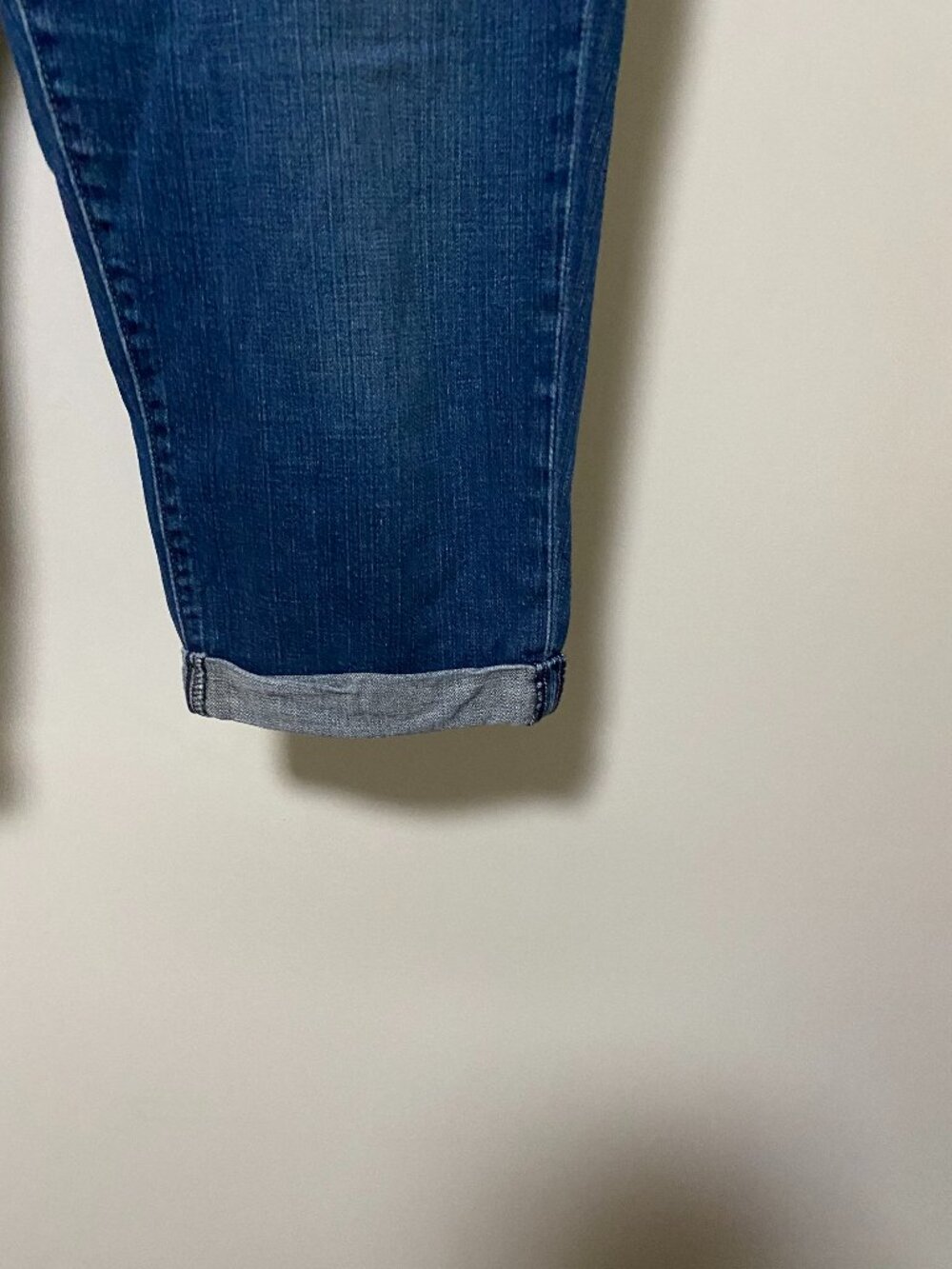 Levis capris, w/front & back pockets, size 14 - Picture 5 of 10